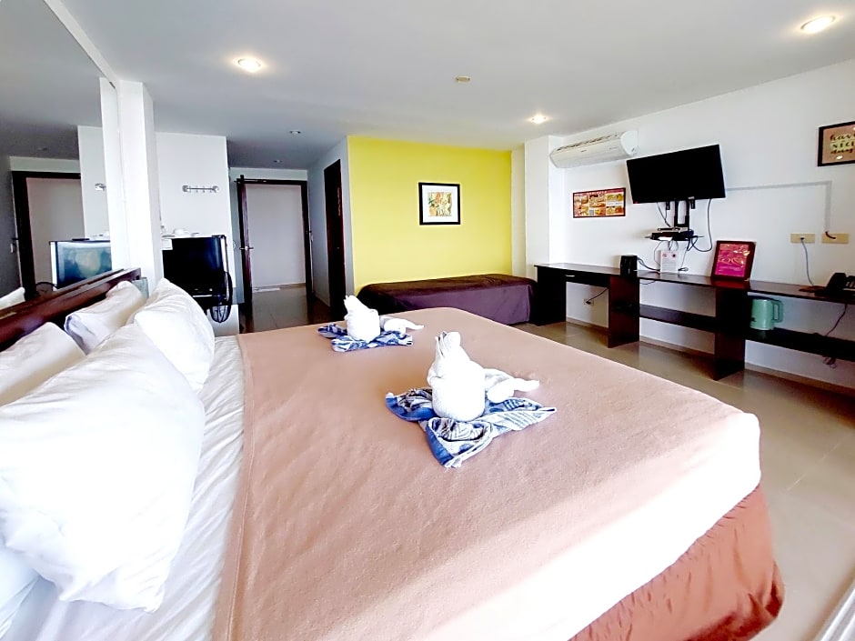 Photo 1 of 15 of Deluxe 1 King Bed, Panoramic View
