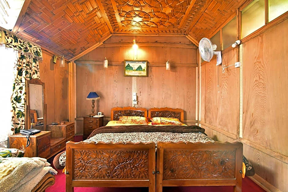 Golden Hopes Group of Houseboats