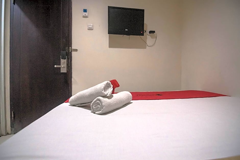 RedDoorz near RS Husada