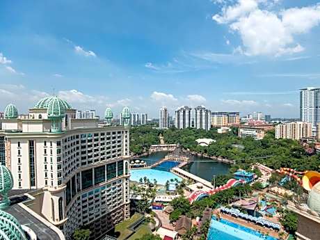 W Studio Resort Suites at Pyramid Tower