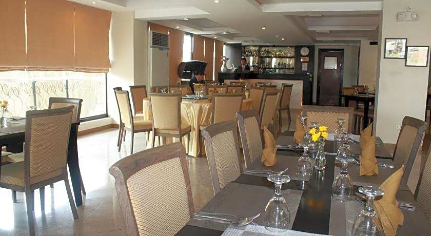 Pinnacle Hotel And Suites