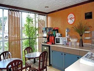 Howard Johnson by Wyndham Historic Lake Charles