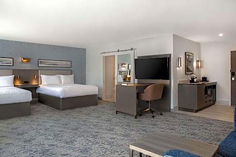 2 Qns Balcony Wetbar Studio Suite