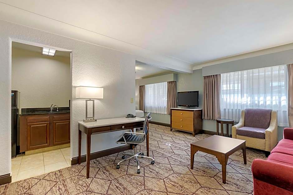Best Western Plus Longbranch Hotel & Convention Center