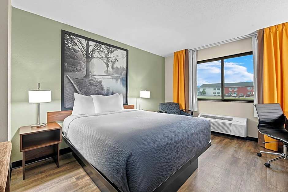 Super 8 by Wyndham Alexandria MN