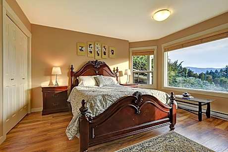 Luxury Queen Room with Private Bathroom