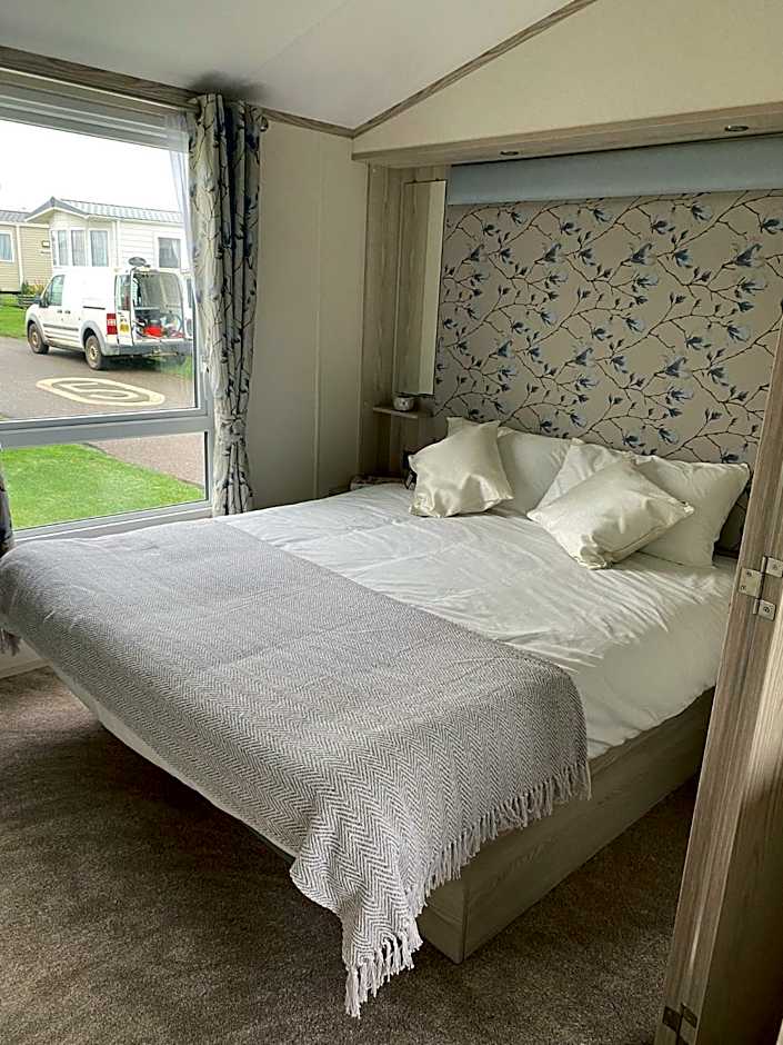 Heron 41, Scratby - California Cliffs, Parkdean, sleeps 6, pet friendly, bed linen and towels included - close to the beach