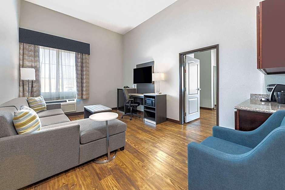 La Quinta Inn & Suites by Wyndham Allen At The Village