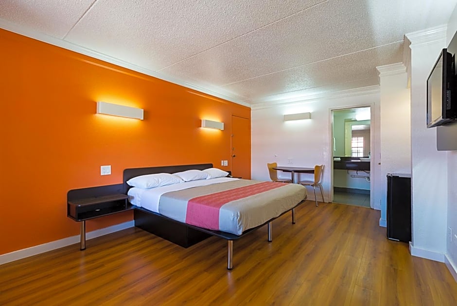 Motel 6 Dallas Market Center