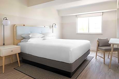 Standard King Room with Partial Ocean View