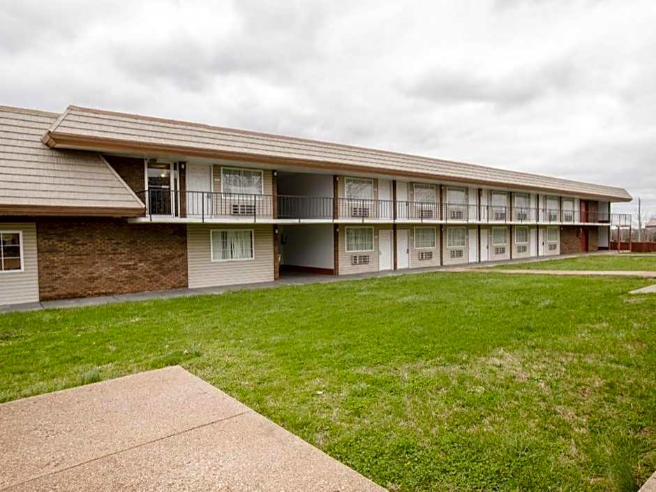 OYO Hotel Lebanon MO I-44