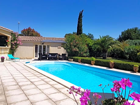 CHAMBRE D HOTES à 4 KMS D UZES " Chez Nadou "