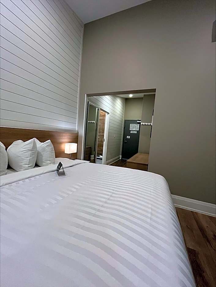 Colonial Hotel & Suites