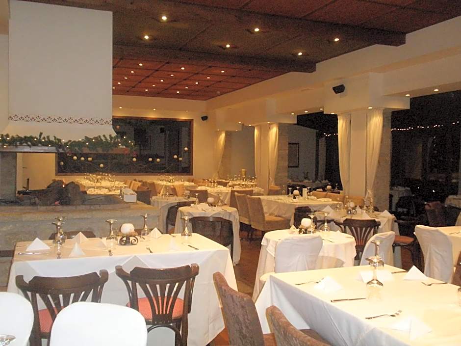 Country Club Hotel & Suites