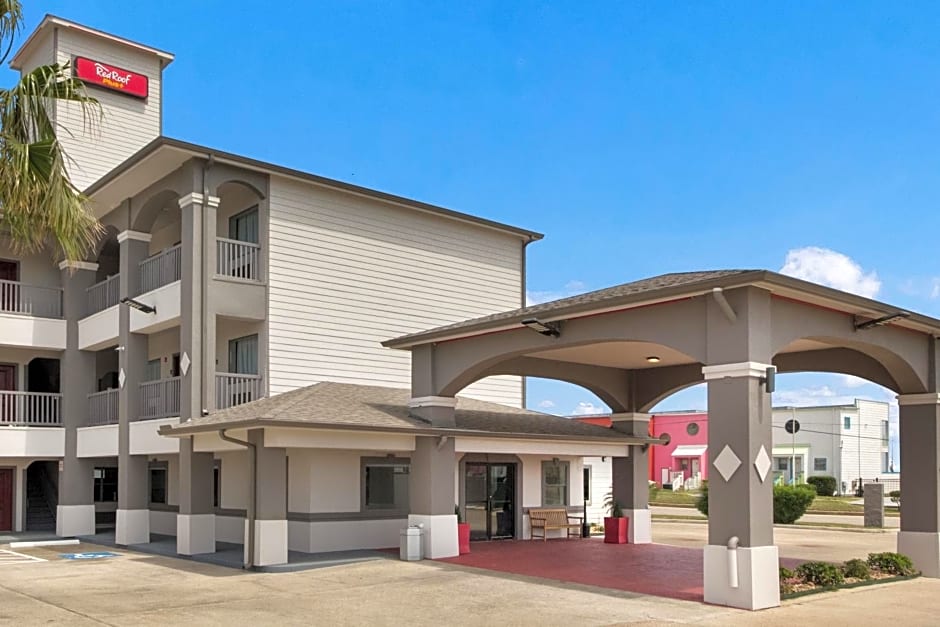 Red Roof PLUS+ Galveston - Beachfront