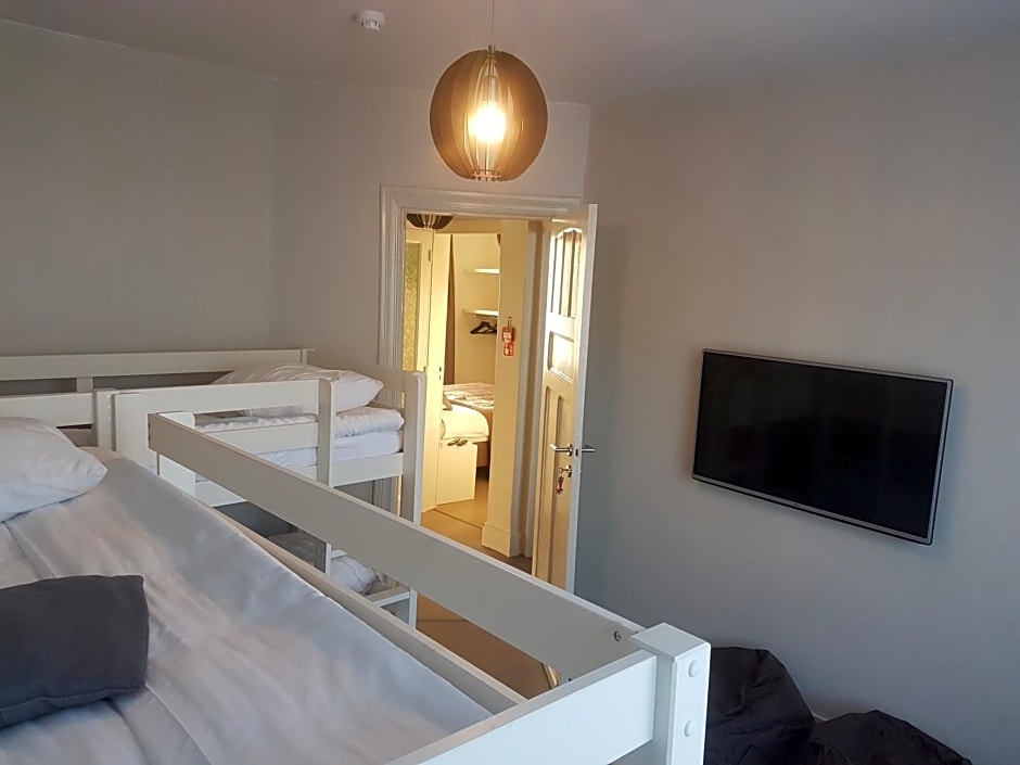 B&B Charles Cabour