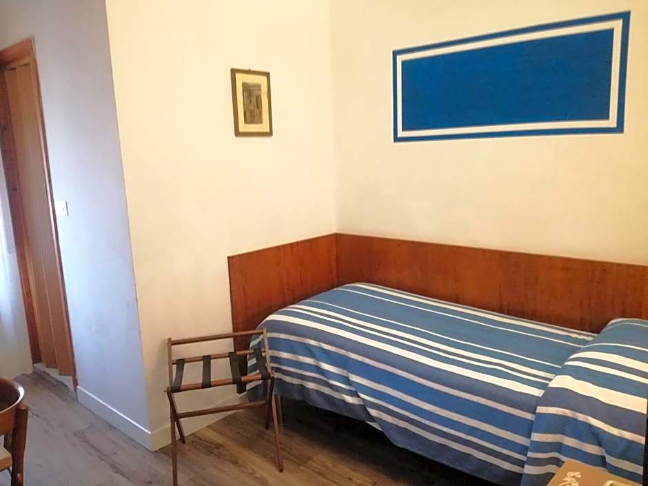 Photo 1 of 4 of Single Room