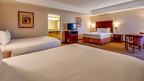 3 Queen Beds Mobility Access Bathtub Larger Room Microwave Fridge Wi-Fi NSMK Continental Breakfast