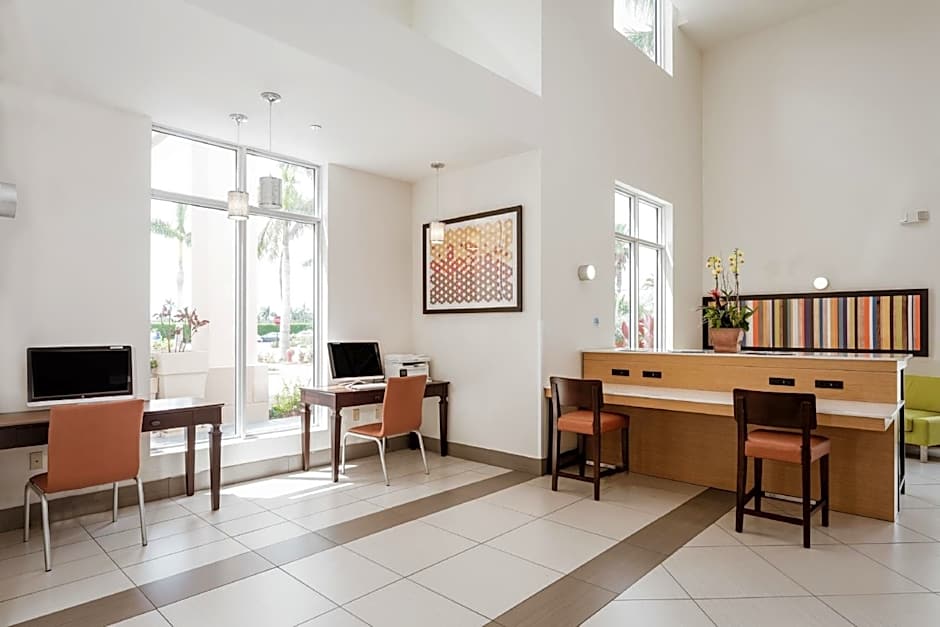 Holiday Inn Express & Suites Boynton Beach West By IHG