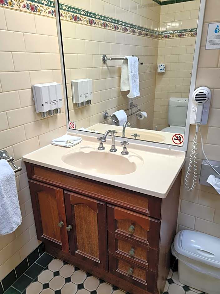 Country Gardens Motor Inn