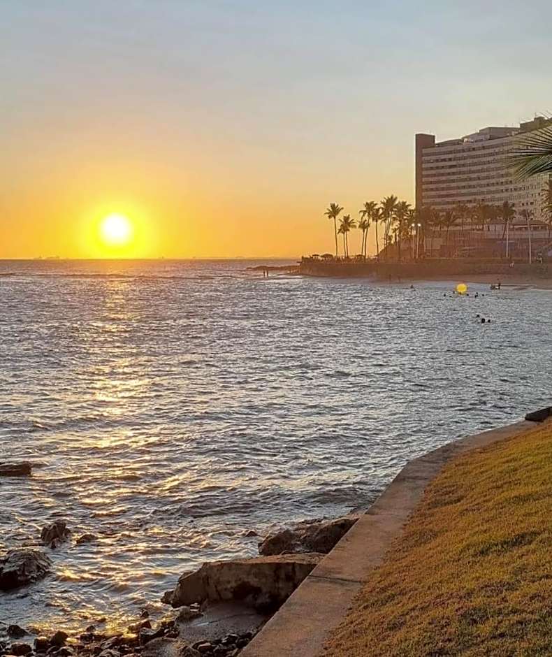Lindo e Econômico, 2min da praia, perto Farol da Barra