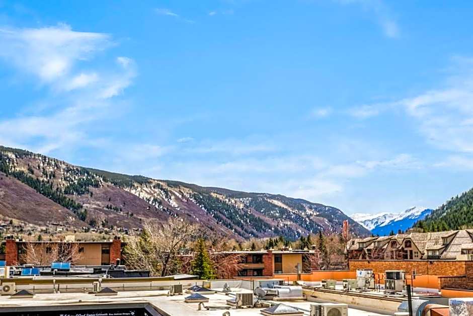 Independence Square Unit 309, Downtown Hotel Room with A/C in Aspen, Wet Bar & More