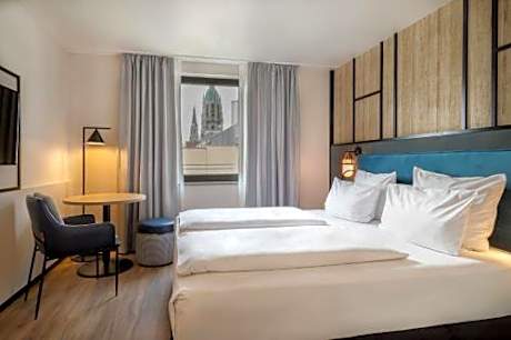 Superior Guestroom Courtyard View