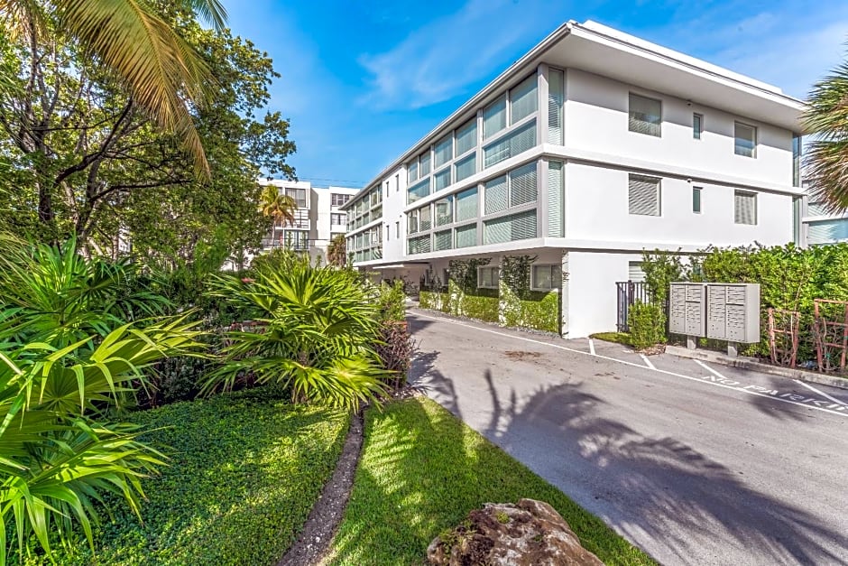 Beach Haus Key Biscayne Contemporary Apartments