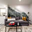 NEW, Mountain Chic Suite, Whyte Avenue, Netflix, WiFi, Sleeps 6