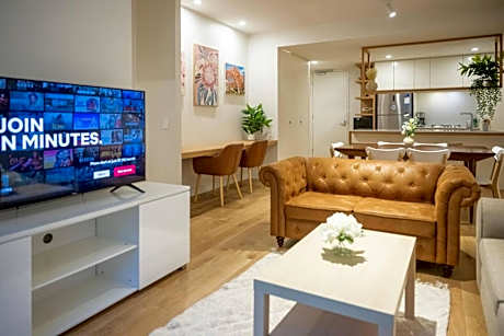 Luxe Modern I OPP Westfield I Pool I Gym I CarPark