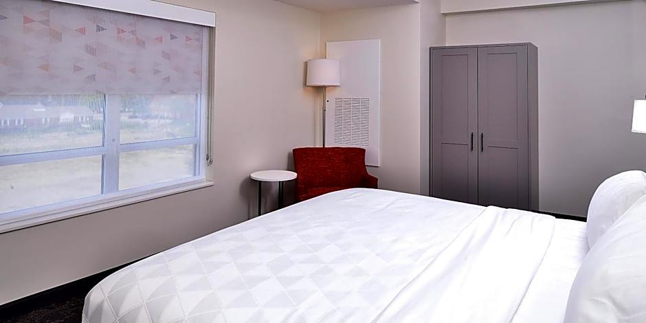 Holiday Inn & Suites Farmington Hills - Detroit NW, an IHG Hotel By IHG