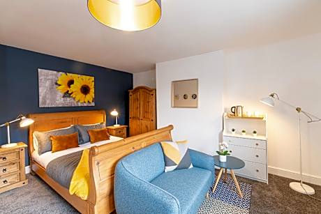 Deluxe-King-Ensuite with Shower-City View