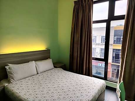 Grand Queen Room - Non-Smoking