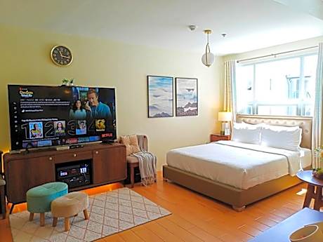 Cozy Condo + Pool • Karaoke • 65" TV • Samal Ferry