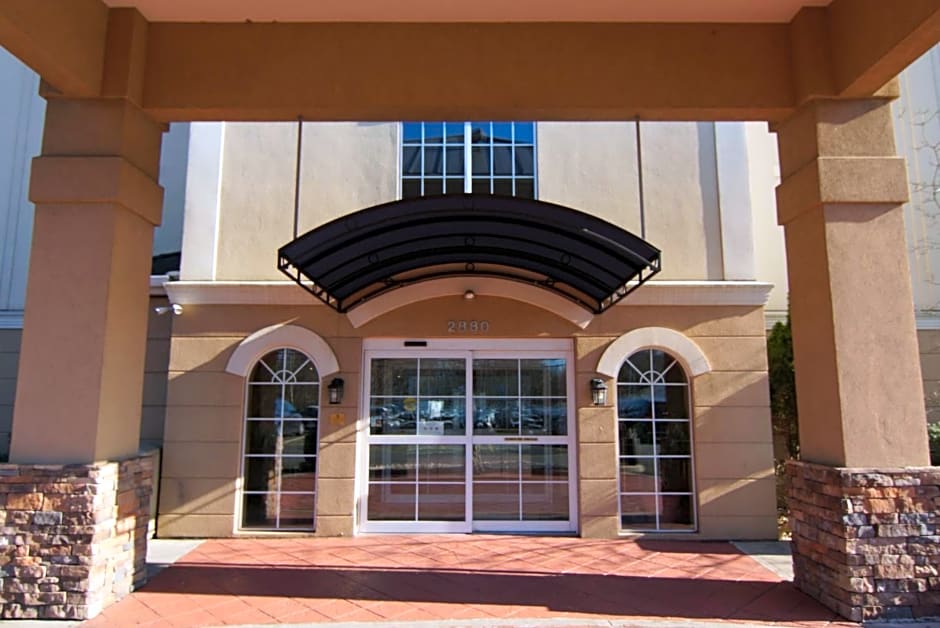 Comfort Suites Near University