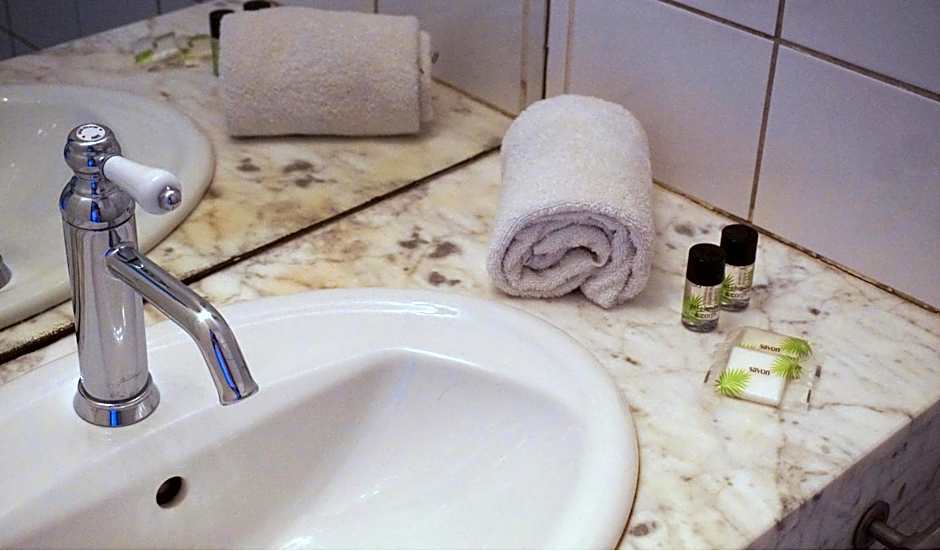 Hotel Ours Blanc - Place Victor Hugo