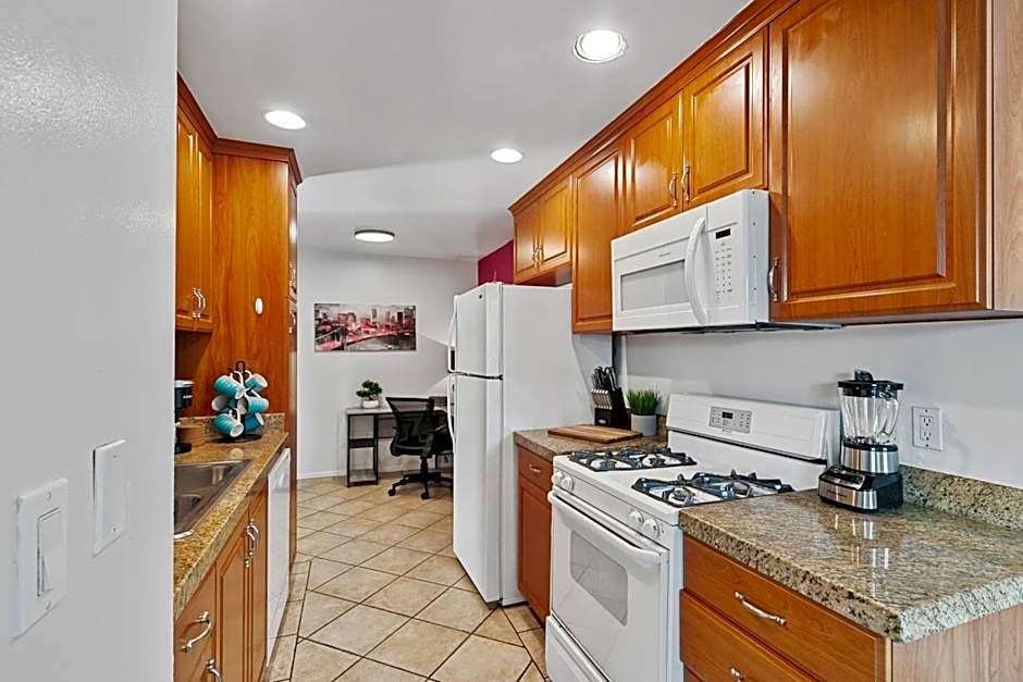 Beverly Hills Chic 2 bed 2bath with Patio and Parking 309
