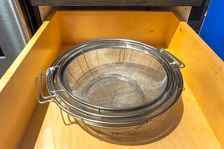 Paid Garage Parking- King Bed-balcony Wd 55" Tv