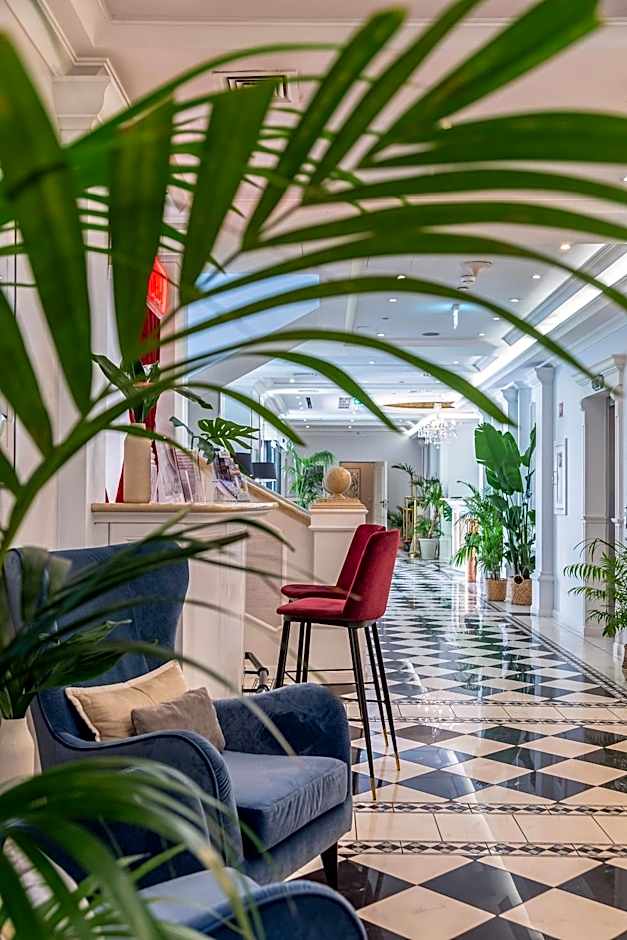 Queen'S Court Hotel & Residence