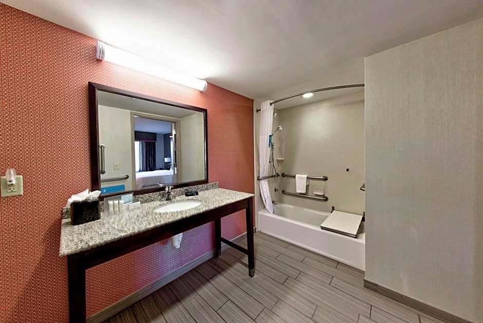 Hampton Inn By Hilton Neptune/Wall