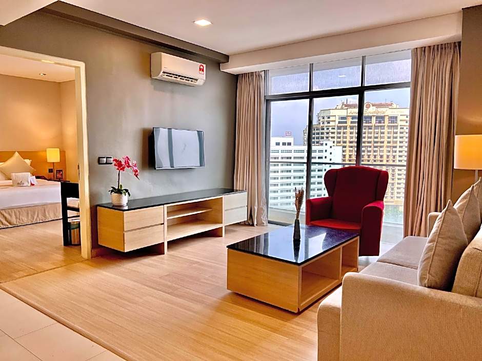 The Straits Hotel & Suites