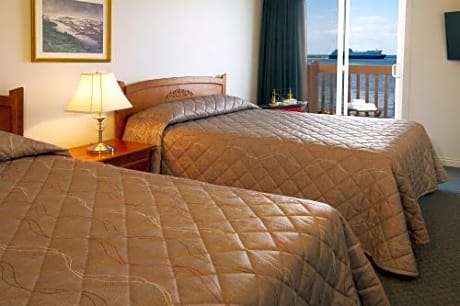 Deluxe Queen Room with 2 Queen Beds with Sea View