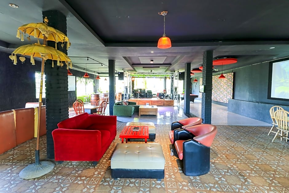 Labuana Homestay and Cafe Garden Makassar by ZUZU