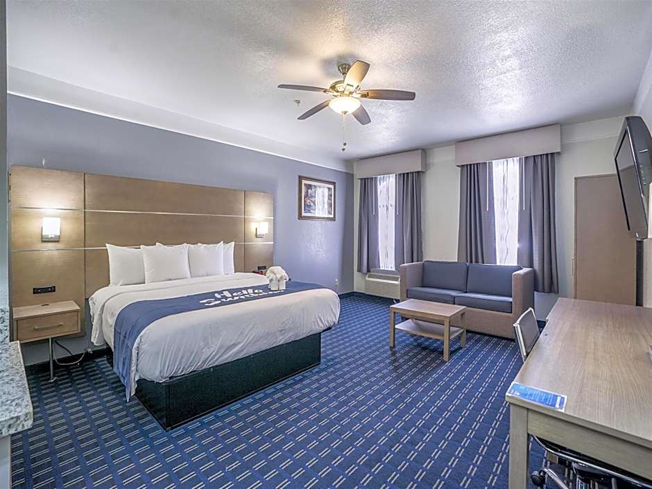 Days Inn & Suites by Wyndham Webster NASA-ClearLake-Houston