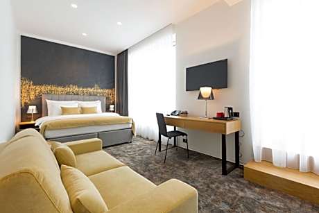 Executive Double Room with Balcony and Museum View