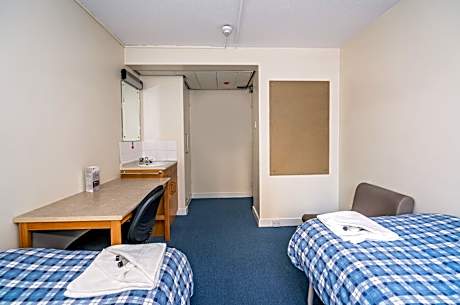 Basic Twin Room with Private Bathroom