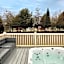Lakeshore Lodge with Hot Tub