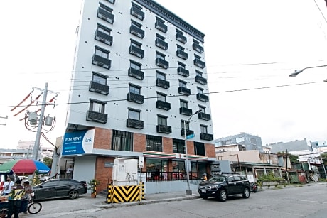 Filmore Suites Makati by RedDoorz