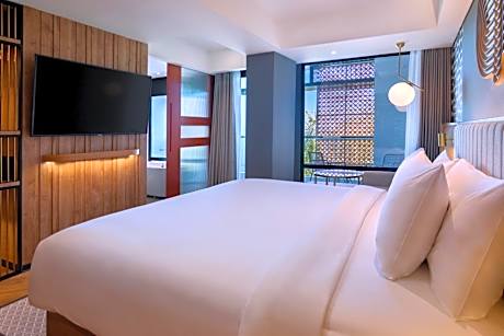 Comfort Superior King Suite with Ocean View and Unlimited Self-Service Laundry