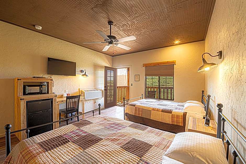 -Pet Friendly- Miners Cabin #5 -Two Double Beds - Private Balcony